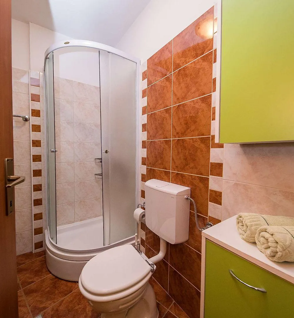 Charmantes Apartment Nur 300 Meter Zum Strand Mit Meerblick, Waschmaschine, Wifi Crikvenica